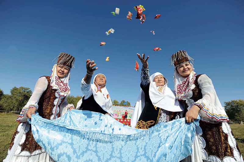 1－5恰秀哈萨克族妇女抛洒糖果表示祝福。.jpg