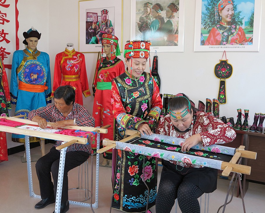 赤峰市翁牛特旗乌丹镇赛沁塔拉嘎查村民在村民文化活动室内学习刺绣.jpg
