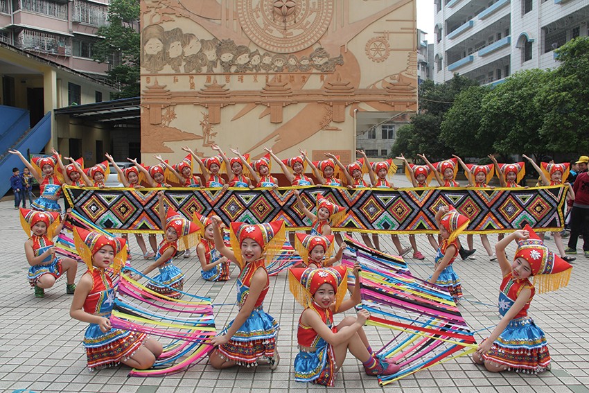 桂林市回民小学民族舞蹈队的孩子们.jpg