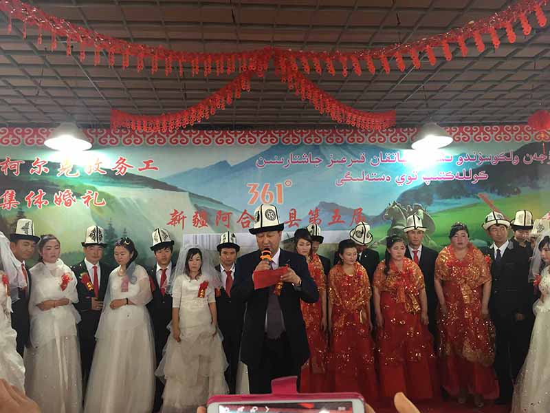 2015年4月13日，11对在晋江361公司务工的新疆籍新人举行集体婚礼.JPG