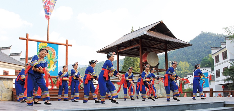 畲族阿婆们组织的舞蹈队正在畲族大戏台表演.jpg