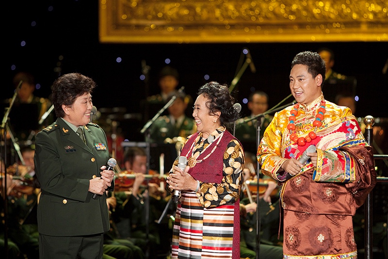 孟玲（左）和藏族两代歌唱家才旦卓玛（中），泽让多吉（右）同台演唱.jpg