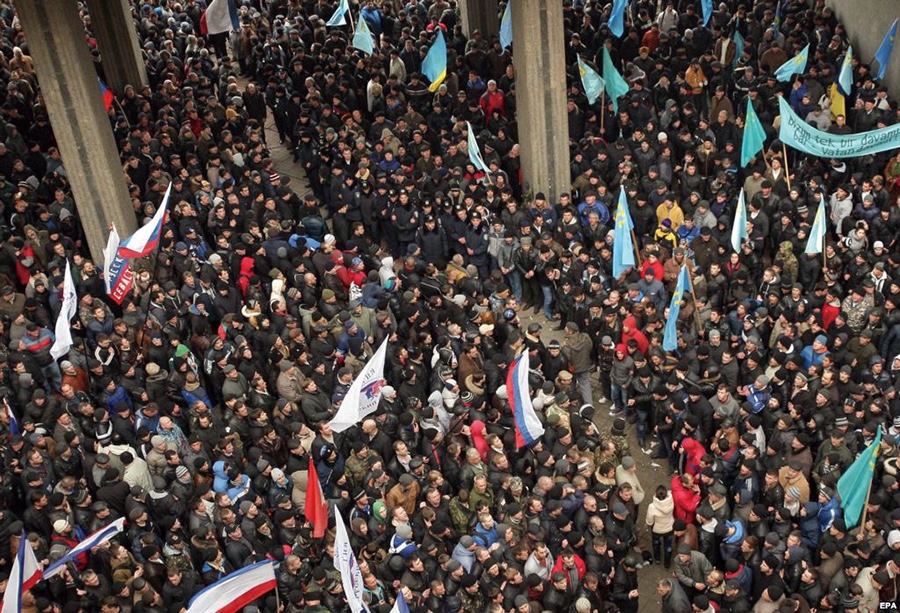 克里米亚亲俄派与亲乌派示威者对峙.jpg