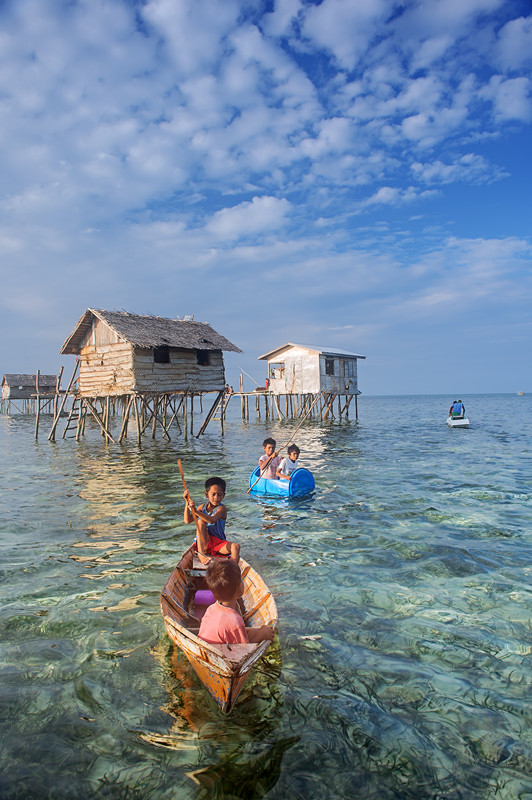 The Bajau children play in the sea in Semporna, Sabah, Malaysia in June, 2013. Semporna is a great resort for diving._副本.jpg