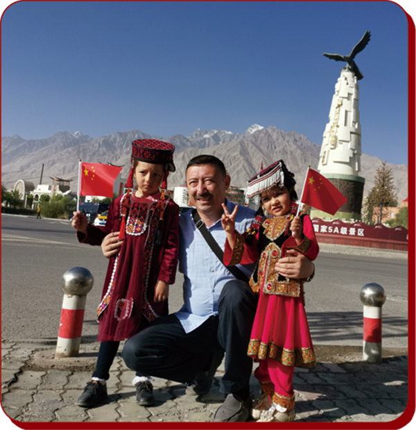 6. 2019年8月16日，新疆维吾尔自治区塔什库尔干塔吉克自治县，本刊记者张昀竹、买买提沙力·买提肉孜采访塔吉克族群众.png
