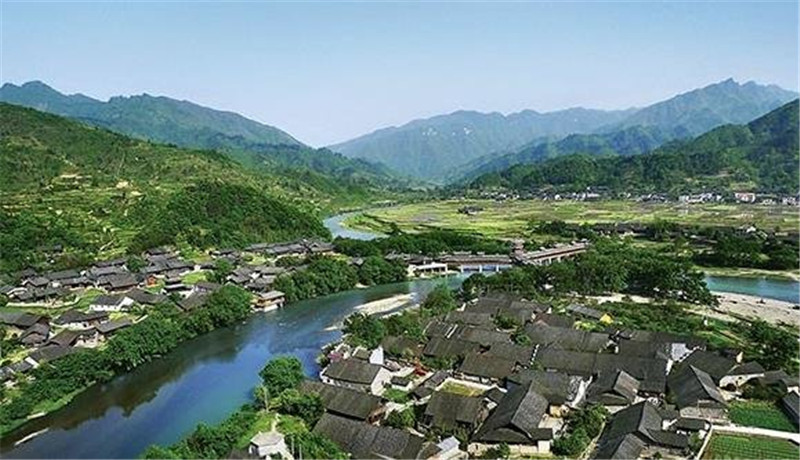 2. 近年来，湘西州依托丰富的乡村旅游资源，大力实施乡村旅游脱贫工程。资料图片.jpg