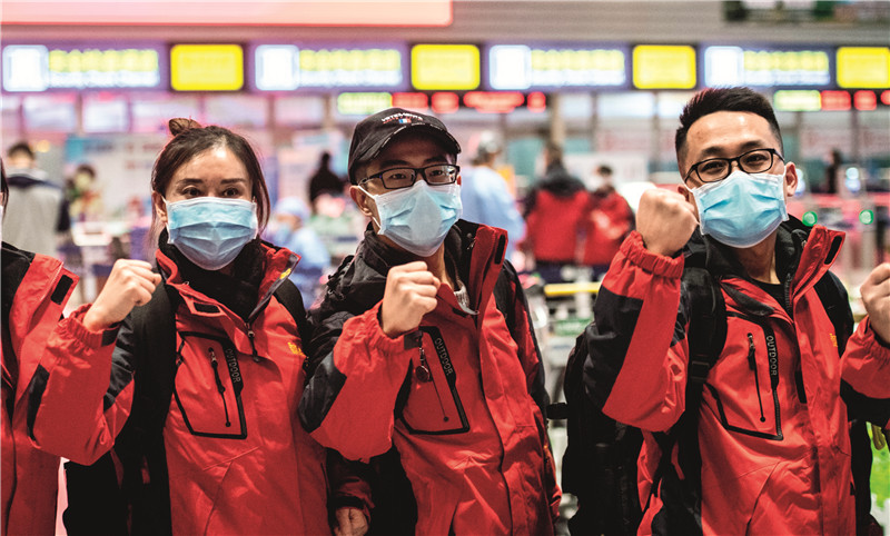 3. 2月16日，在贵阳龙洞堡国际机场，医疗队员在出发前为自己加油 新华社 陶亮摄.jpg