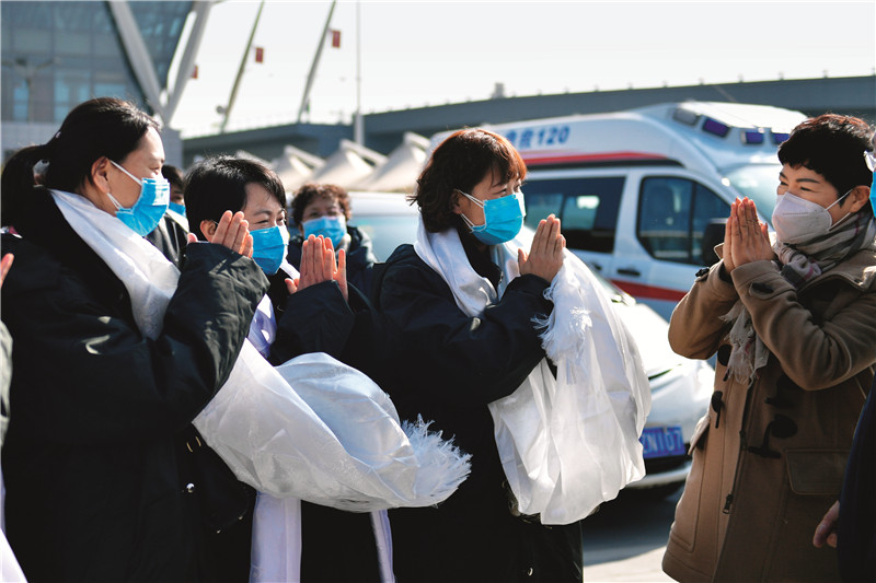 2. 1月28日，青海省首批援卾医疗队出发，医疗队队员在出发前相互祝福 新华社 张龙摄.jpg