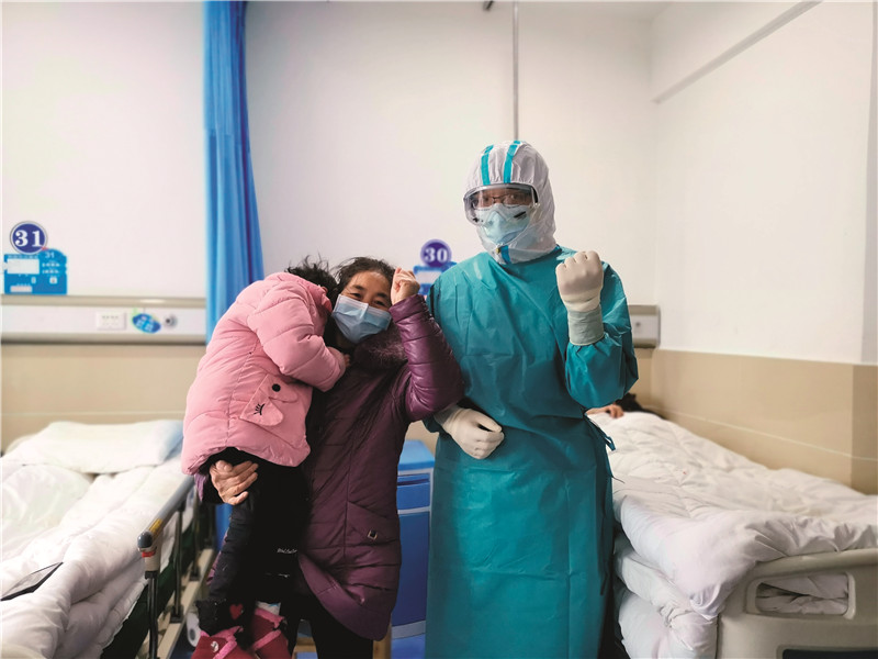 3. 2月18日，天津医疗队医生与利川市患者相互鼓劲 新华社 白佳丽摄.jpg