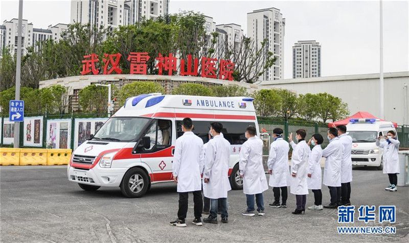 4. 4月14日，运送最后几名患者的救护车陆续开出雷神山医院。新华社记者 程敏 摄.jpg