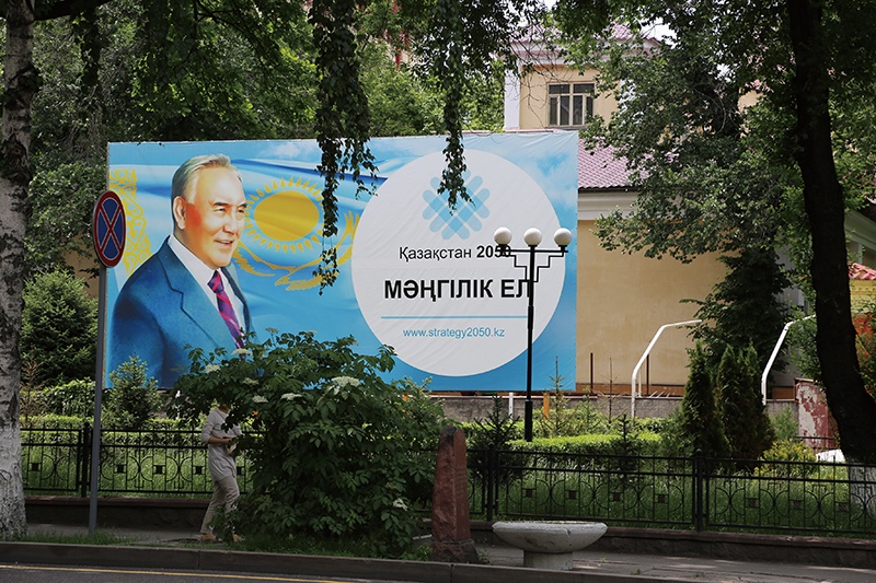 阿拉木图街头随处可见总统纳扎尔巴耶夫的宣传画.JPG