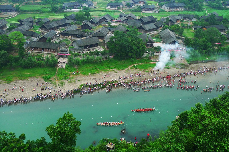 中国土家第一村捞车河举办湘鄂边区龙舟赛.JPG