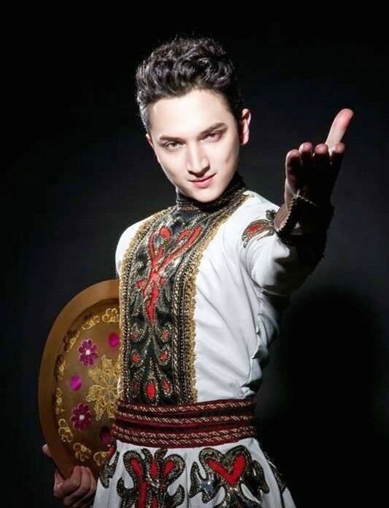维吾尔族青年舞蹈家兼歌手玉米提.jpg