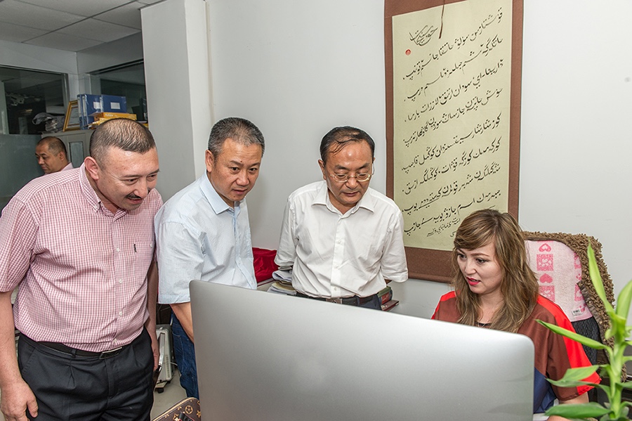 国家民委副主任李昌平（左三）到民族团结杂志社新疆分部调研   吾尔开西·加帕尔 摄.jpg