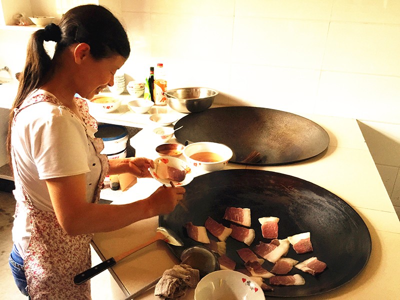 余南梅正在做正宗的土家族腊肉。.jpg