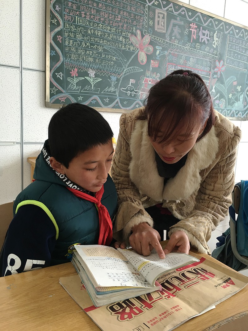 一牧场中学老师正在教维吾尔族学生学习汉语.JPG