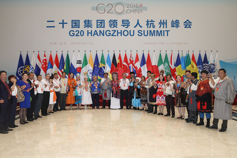 各族代表在G20峰会会址合影留念 摄影 娘吉加_副本.jpg