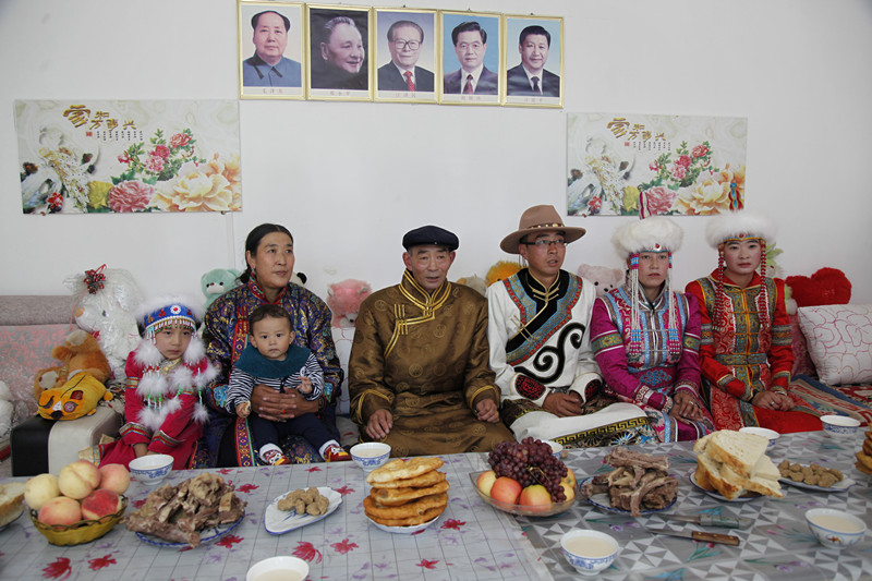 拉毛扎西一家是由蒙古、回、藏、汉4个民族组成的大家庭 民族画报记者 康梦婷 摄影_副本.jpg
