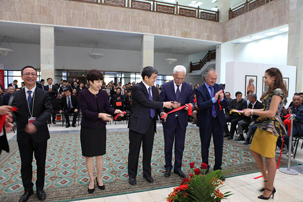 2018年10月24日，在乌兹别克斯坦首都塔什干出席中国艺术家“一带一路”艺术交流展开幕式。.png
