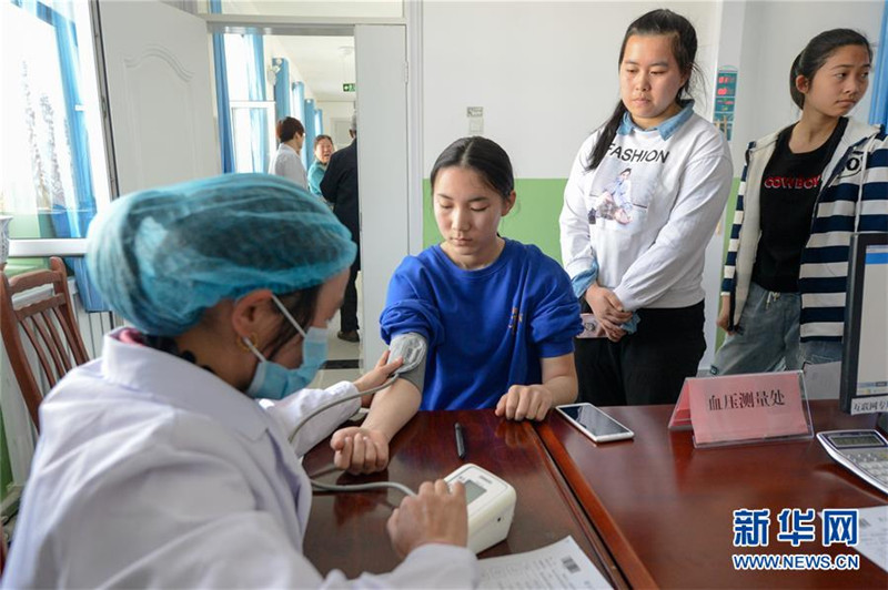 在新疆霍尔果斯市莫乎尔卫生院，辖区居民接受免费体检（2019年3月23日摄）。新华社记者 丁磊 摄.jpg