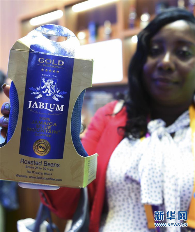 9. 11月6日，在第二届进博会牙买加国家馆，参展商展示蓝山咖啡产品。新华社记者 范培珅 摄.jpg