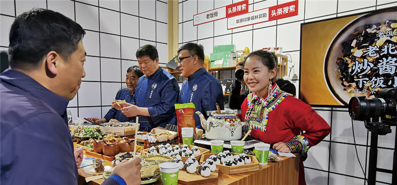 2. 乌音嘎在录制推荐家乡奶茶的视频_副本.jpg