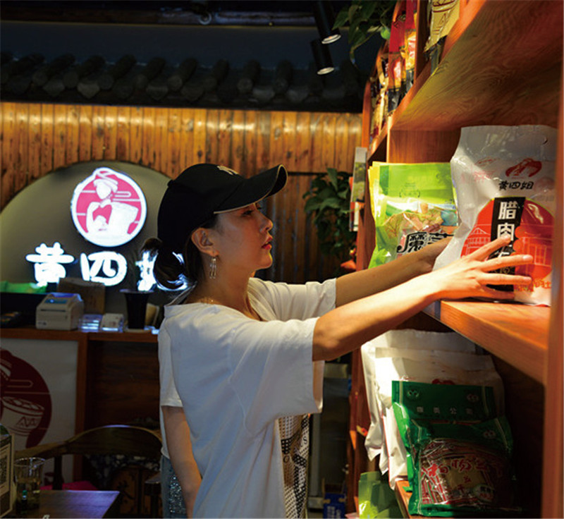 1. 谭贤静和她的“黄四姐”品牌线下实体店 李小蝶 摄_副本.jpg