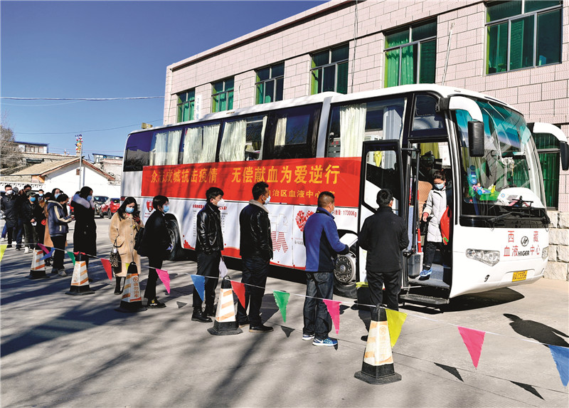 6. 3月17日，西藏自治区交通运输厅系统无偿献血志愿者在采血车旁排队 新华社 张汝锋摄.jpg