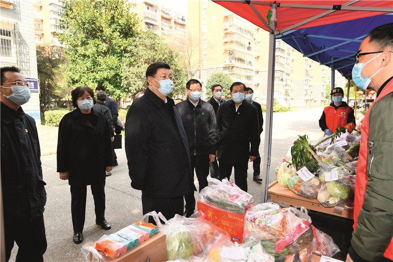 2. 习近平总书记在武汉东湖新城社区详细询问社区群众生活物资采购和供应情况 新华社 谢环驰摄.jpg