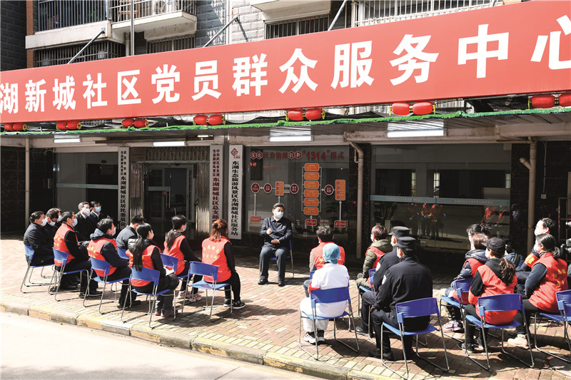 3. 习近平总书记在武汉东湖新城社区党群服务中心，同社区工作者、基层民警、卫生服务站医生、下沉干部、志愿者等亲切交流 新华社 谢环驰摄.jpg