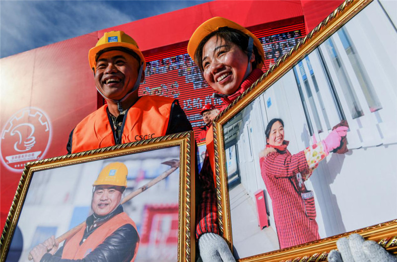 3. 无论时代条件如何变化，崇尚劳动、尊重劳动者不能变。在北京市举办的“把微笑带回家 为最美劳动者点赞”公益活动中，劳动者代表获得自己在工作岗位上的“笑脸照”。图为建筑工人黄春平（左）和保洁员曾凤在展示自己的“笑脸照”。 新华社记者 李欣 摄.jpg