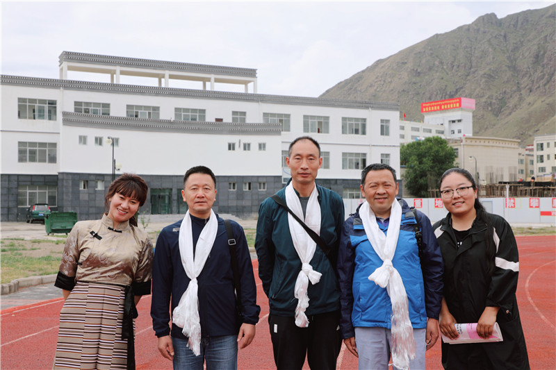 央珍（左一）与武汉西藏中学恩师们的合影.jpg