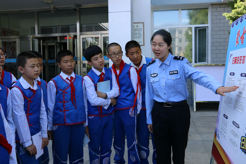 4 民警到市蒙古族小学向学生宣传法律知识.JPG