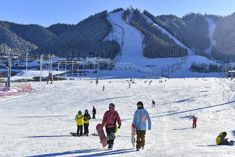 新疆乌鲁木齐丝绸之路国际度假区，雪友在雪道滑雪 王菲  摄.JPG