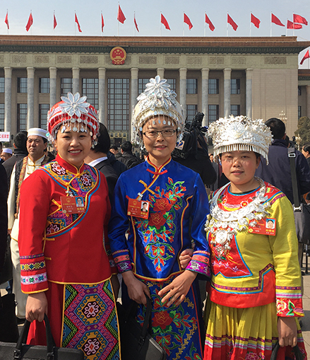 2018年3月，杨琴（中）、杨明芳（左）、杨芳“三姐妹”在北京人民大会堂前合影 龙慧蕊 摄2022.jpg