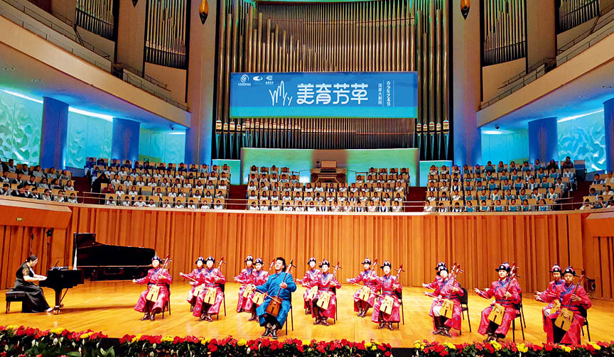 4檀营小学马头琴乐团在北京国家大剧院进行专场演出.jpg