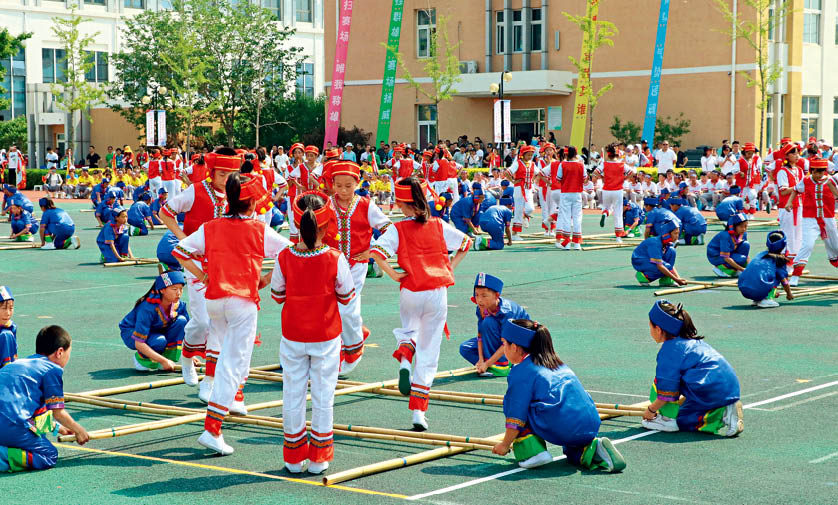 7檀营小学师生表演竹竿舞.jpg