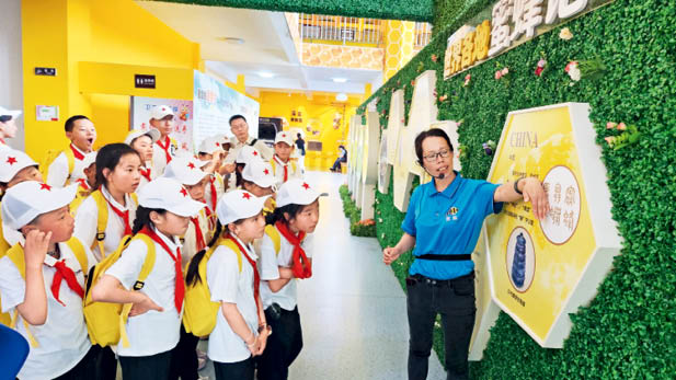 2参加“玉树花开密云间_教育交流共繁荣”主题活动的各族学生在蜜蜂大世界文化产业园参观访学_(2).jpg